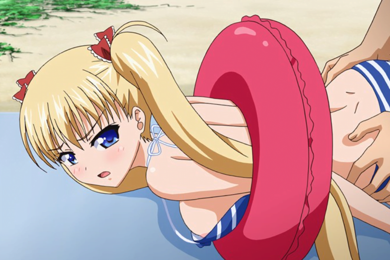 ロリで金髪ツインテールの女子校生義娘と海に遊びに来て、海の中でビキニを下ろして立ちバックで中出しセックス